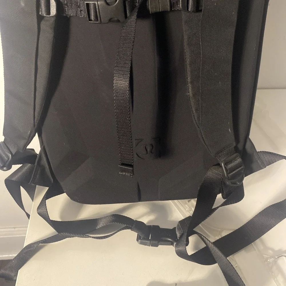 Lululemon More Miles Backpack One Size 25.5L Black 17